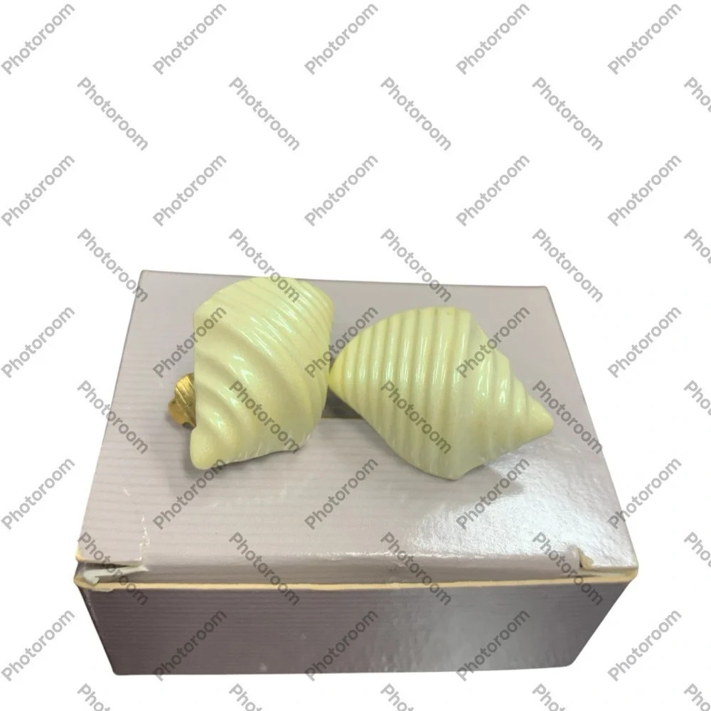 Avon Seaside Vintage Ivory Shell clip Earrings lightweight NIB 1987